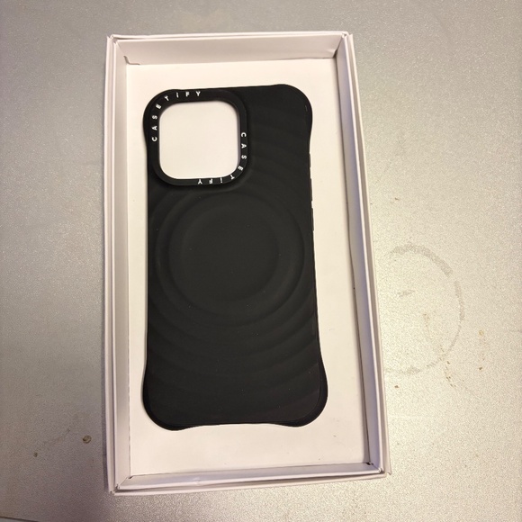 Selling a CASETiFY ripple case - Picture 2 of 3